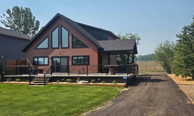 Westerose Cabina | Spacious & cozy 5-bedroom lakeview cabin on Pigeon Lake