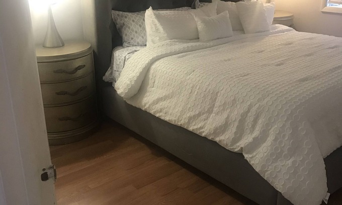 Longwood Apartamento | Spacious, Cozy, and Chic 2 Bdrm