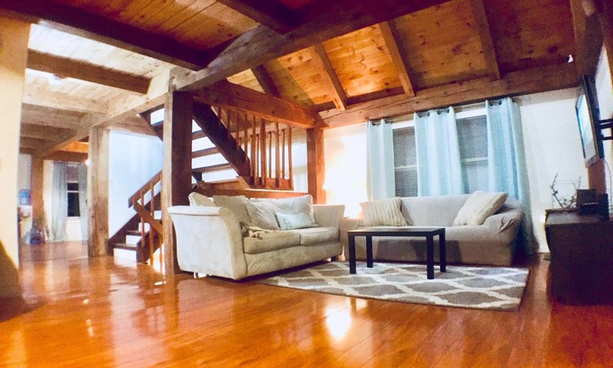 Holliston Casa | Nuevo Listado Amplia casa estilo cabaña.