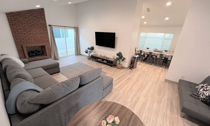 Santa Ana Casa | Spacious Cozy Modern New Built Family Home by Disneyland & Beaches