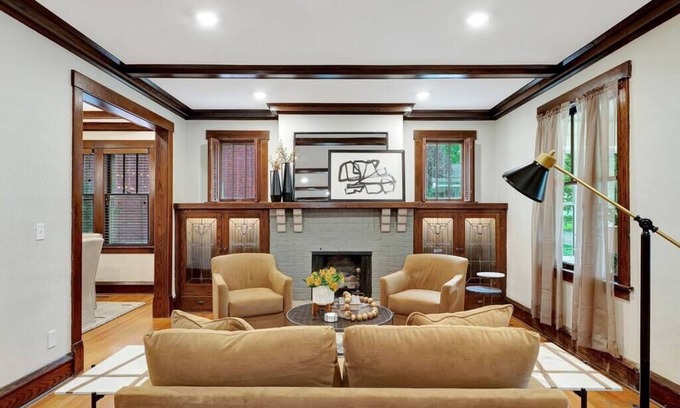 Champaign Casa | Spacious Craftsman Charmer