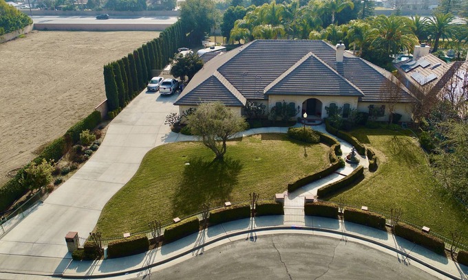 Rosedale Casa | Spacious Custom 4 BR King Beds with Swimming Pool, Outdoor Kitchen and Fire Pits