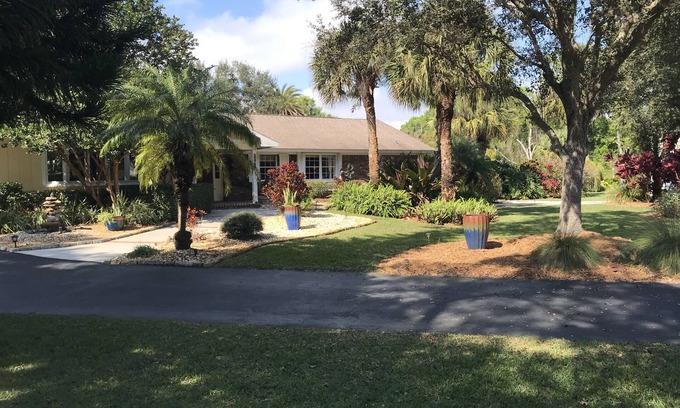 Vero Beach Casa | Spacious Custom Home on fully landscaped large lot. Hot tub, gazebos, etc.