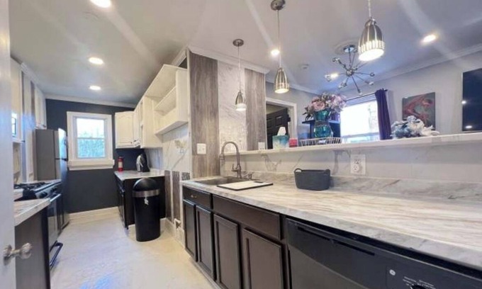 Washington Cama Y Desayuno | Spacious DC Getaway Modern Comfort Walk-In Shower Near Metro