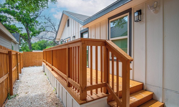 Near East Side Cabaña | Spacious Delightful 4 BR/ 3 BA Close to Downtown