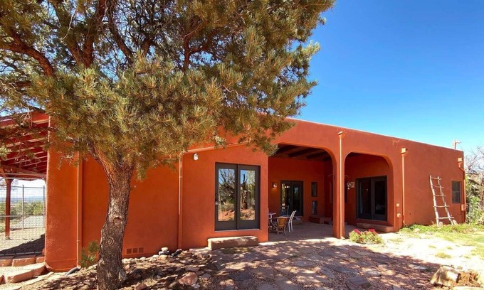 Kanab Casa | Spacious Desert Oasis, Dark Skies, Pet Friendly!