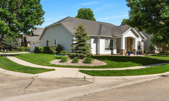 Meridian Casa | Spacious Designer Home-Hardwoods, Granite, Stainless, Patio & Access to 4 pools.