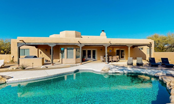 Tanque Verde Casa | Amplia casa para perros con patio cerrado, piscina privada y bañera de hidromasaje.