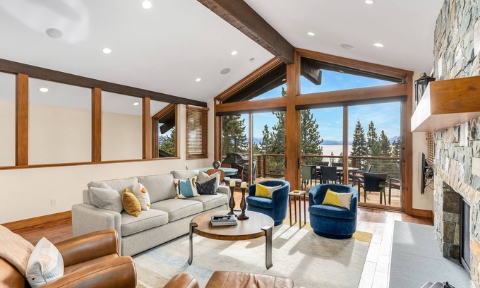 Lake Forest Cabina | Spacious Dollar Point Home| Lake Tahoe Views| Pool Table| Private Hot Tub
