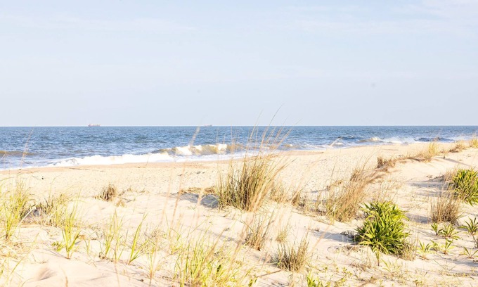 South Rehoboth Apartamento | Spacious Double Queen Room | Sitting Area & Wi-Fi