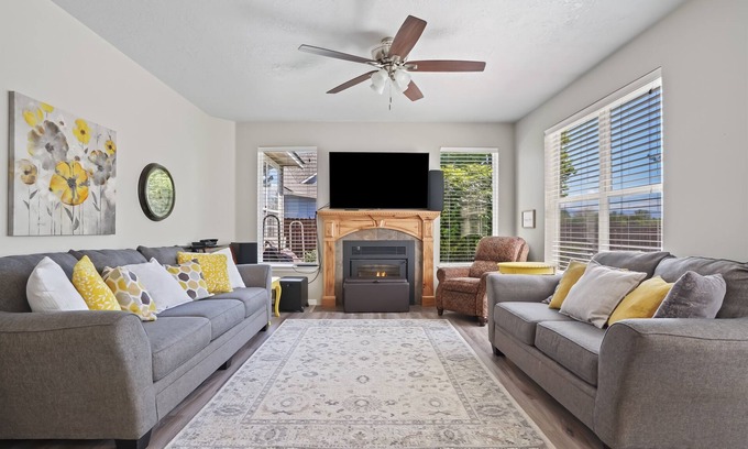 Eagle Casa | Spacious Downtown Eagle Retreat Perfect for Groups