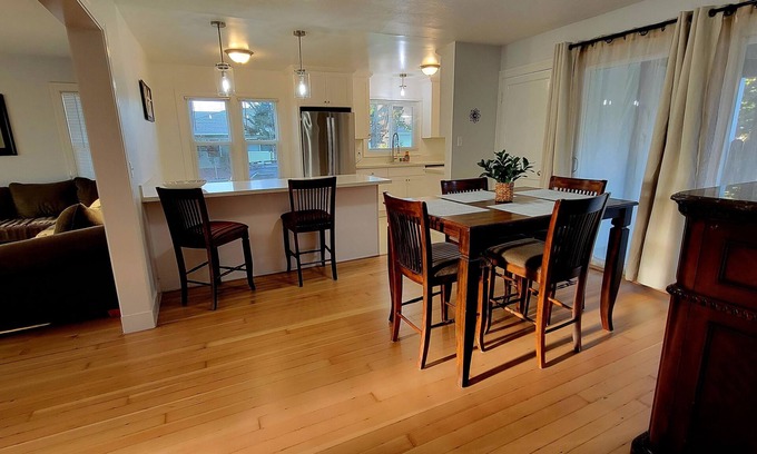 Martinez Casa | Spacious Downtown Martinez Home -2B/1BA