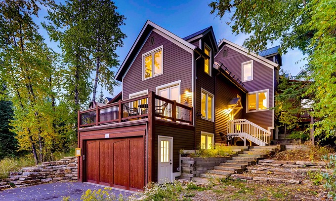Weisshorn Casa | Spacious Downtown Home + Mtn Views + Hot Tub + Ski Shuttle - Great Raven Grande