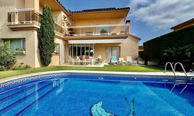 Viladamat Villa | Amplia casa de ensueño con piscina y jardín para toda la familia.