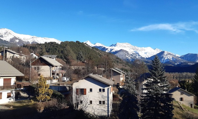 Seyne Apartamento | Spacious duplex apartment with mountain views, close to shops