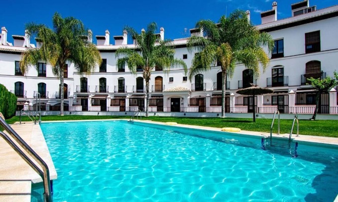 Vélez de Benaudalla Apartamento | Apartamento con piscinas recreativas y terraza privada con playa tranquila a 10 m en coche