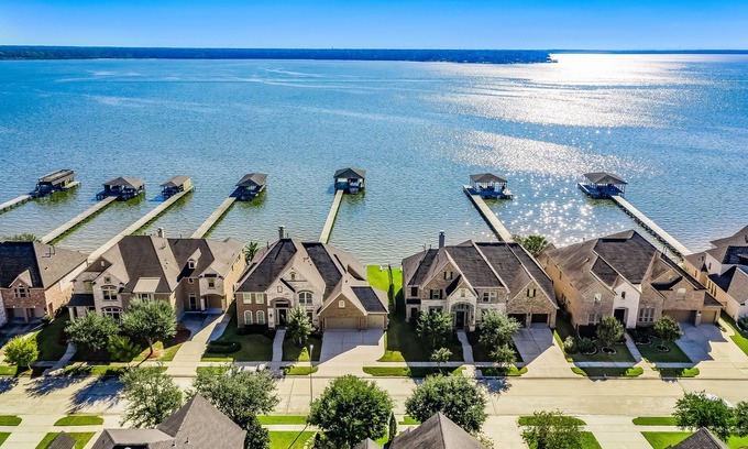 Lake Houston Casa | Spacious & Elegant Lakefront Getaway W/ Game Room, Free WiFi & Movie Theater