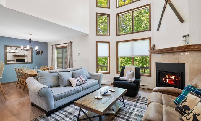 North Creek Casa | Spacious end unit townhome w/ gas fireplace, deck & grill- minutes to ski lifts