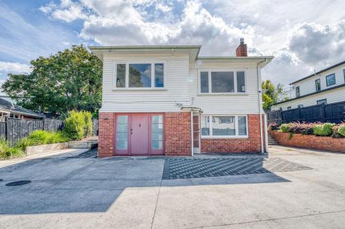 Epsom Casa | Spacious Entire Home in Epsom