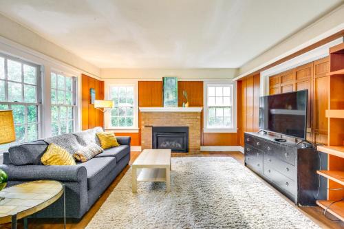 Amazon Casa | Spacious Eugene Home with Patio - Walk to UO Campus!