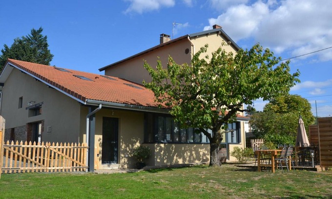 Chazelles-sur-Lyon Cabaña | Casa rural con jardín, terraza y juegos, ideal para familias y amigos