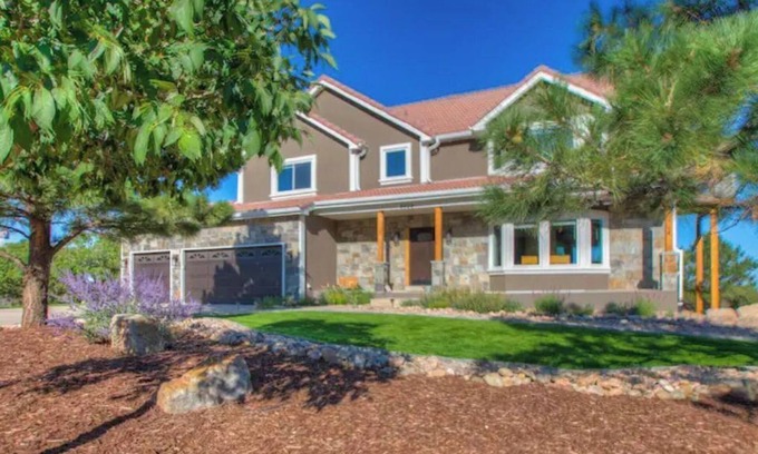 Mountain Shadows Casa | Spacious Family Retreat near USAFA & main attractions*HotTub*Gaming*Slps 14*WiFi