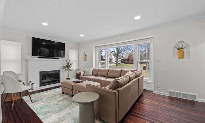 Huntington Woods Casa | Spacious family-friendly 4 BD home with/ AC, by downtown Royal Oak, Zoo