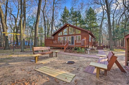 Montague Casa | Spacious Family Escape Walk to Lake Michigan!