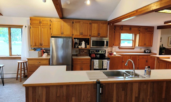 Alanson Casa | Spacious Family Farmhouse