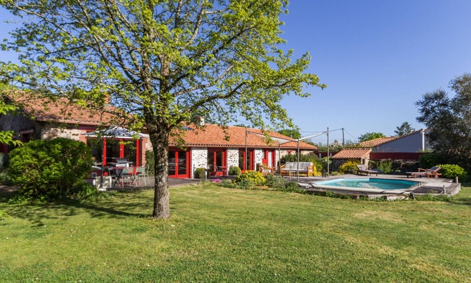 La Limouziniere Cabaña | Amplio alojamiento familiar con piscina natural, cerca de Nantes