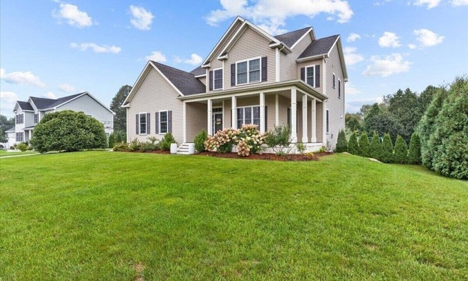 Colchester Casa | Spacious Family Friendly Royal Residence