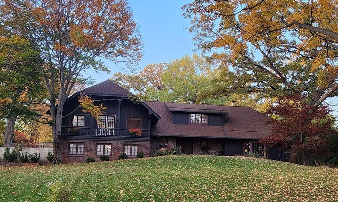 Des Moines Casa | Massive Family Friendly Home with Huge Yard