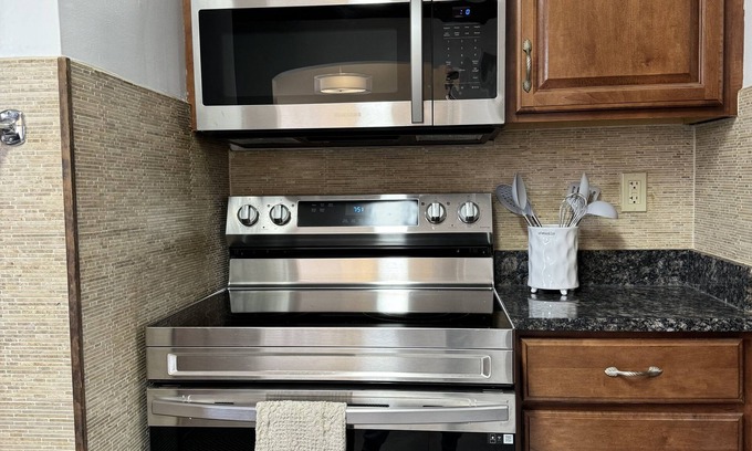 Avon Lake Casa | Spacious Family-Friendly and Pet-Loving Home for Eight!