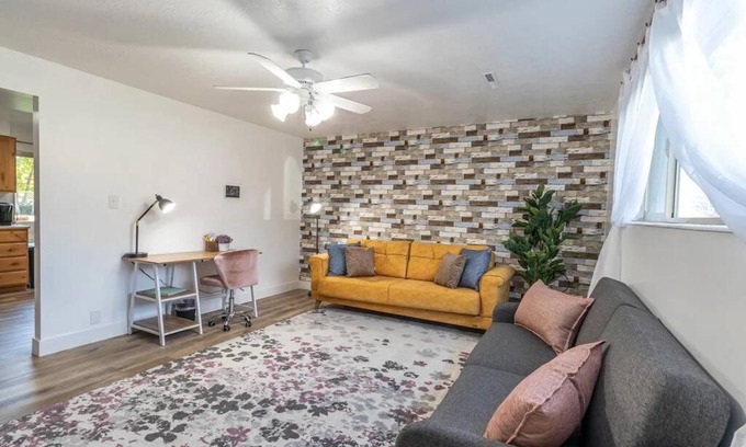 Orem Apartamento | Spacious Family Friendly APT with Backyard & Wi-Fi