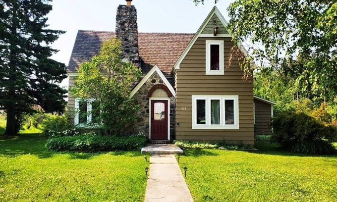 Moran Casa | Spacious Family Friendly House, Close To Trails and Mackinac Island Ferries!