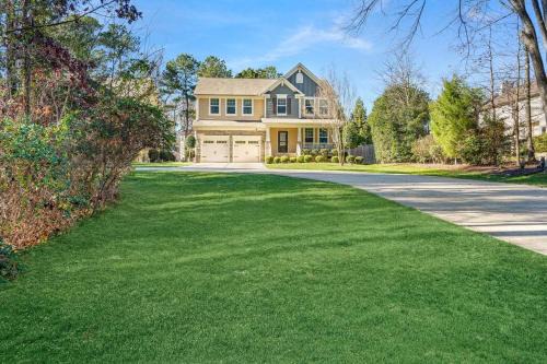 North Raleigh Casa | Spacious Family Getaway ~ Fire Pit~ Private Office