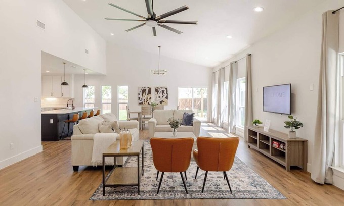 McKinney Casa | Spacious family/group stay near downtown