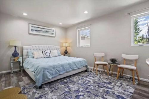 Valencia Casa | Spacious family Guesthouse private entry near six flags