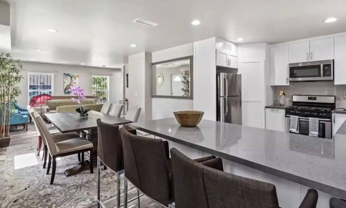 Valencia Casa | Spacious family home private entry near six flags