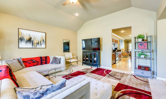 Fayetteville Casa | Spacious Family Home 3 Mi to Downtown Fayetteville