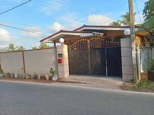 Ja-Ela Casa | Spacious family holiday Home Near Airport, JAELA, Aussie holiday home