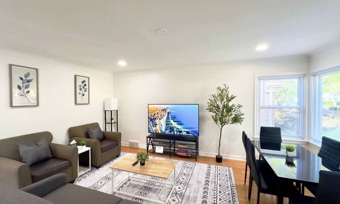Skokie Casa | Spacious Family Home, 8bd Gem In A Prime Location!