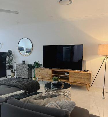 Campbelltown Casa | Spacious family home