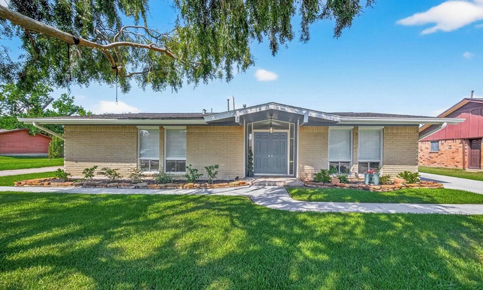La Porte Casa | Spacious Family Home BBQ and Outdoor Area