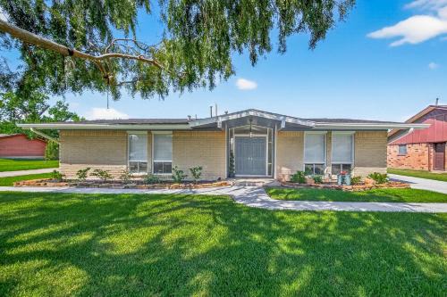 La Porte Casa | Spacious Family Home BBQ and Outdoor Area