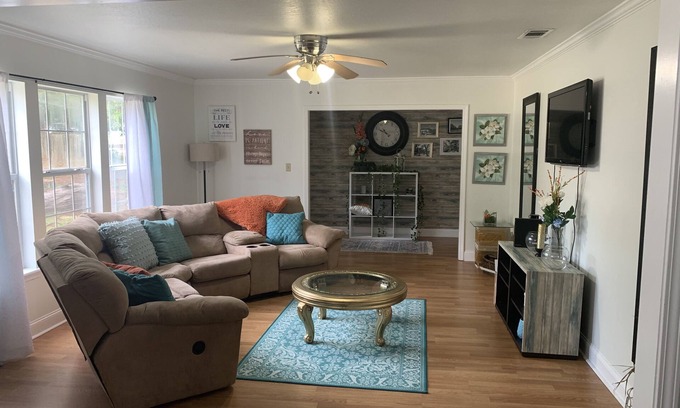 Laurel Casa | Spacious family home close to food, fun, and historic venues!