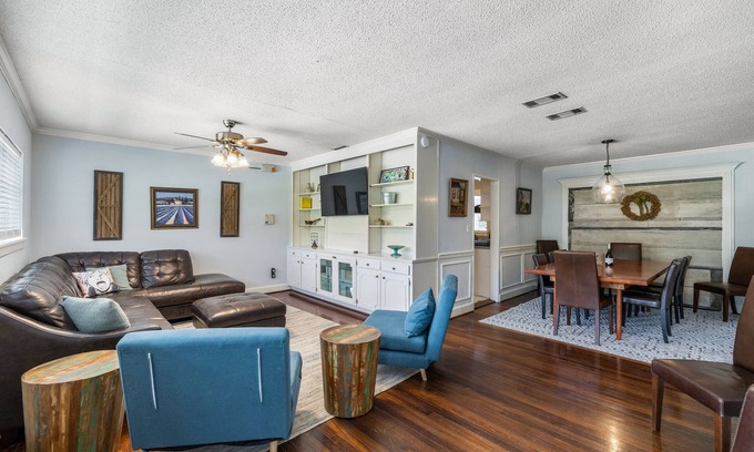 Mobile Casa | Spacious Family Home—Midtown Mobile; Huge Backyard; Pet friendly