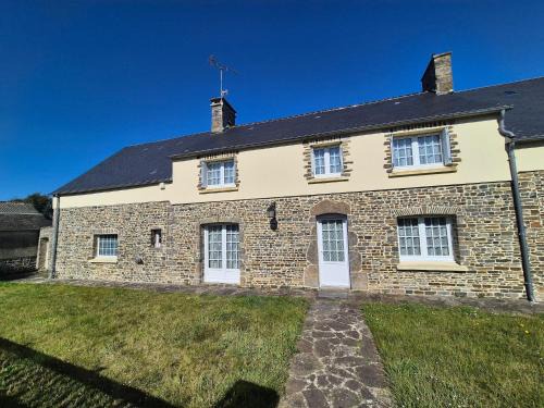 Saint-Remy-des-Landes Casa | Spacious Family Home Near the Sea