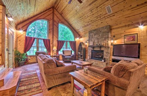 Mountain Home Casa | Spacious Family Home with Fire Pit by Norfork Lake!
