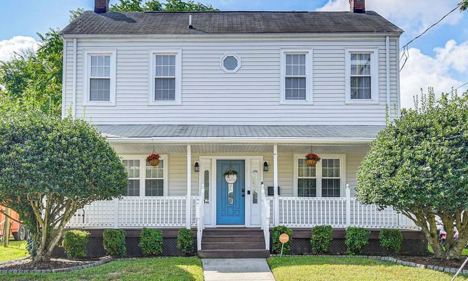 Downtown Casa | Spacious Family Home w/Yard in Dtwn Hampton!